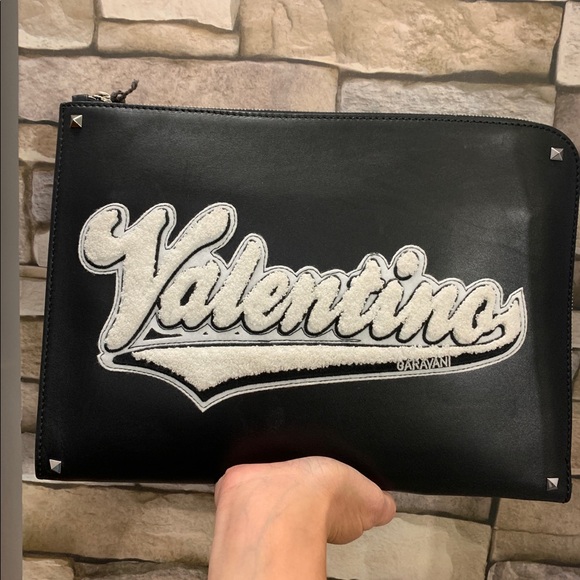 VALENTINO GARAVANI Leather logo UNISEX LG zip clutch - Picture 2 of 16